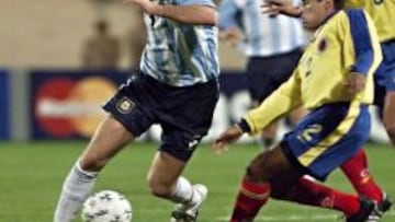 Iván Ramiro Córdoba marca a Martín Palermo