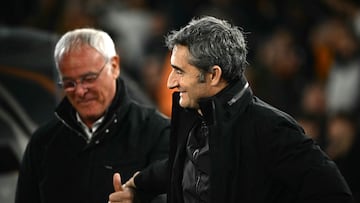 Roma's Italian coach Claudio Ranieri (L) welcomes Atletic club Spanish coach Ernesto Valverde during the UEFA Europa League round of 16 first leg football match between AS Roma and Athletic Bilbao at Stadio Olimpico in Rome on March 6, 2025. (Photo by Filippo MONTEFORTE / AFP)