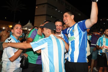 Los aficionados del M芍laga celebran el ascenso de su equipo en el Auditorio Cortijo de Torres.