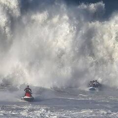 Seis brasileños surfean la ola más grande de Nazaré... ¡en grupo!