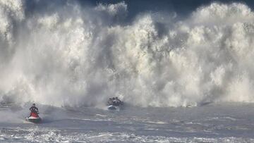 Ola m&aacute;s grande jam&aacute;s surfeada en grupo, en SUP Squatch en Nazar&eacute; (Portugal)