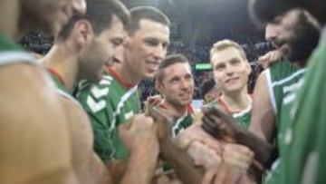 Los jugadores del baskonia celebran la victoria.