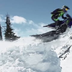 Cody Matechuck, el primero en practicar salto BASE desde una moto de nieve