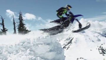 Cody Matechuk justo en el momento del salto del primer salto BASE en moto de nieve.