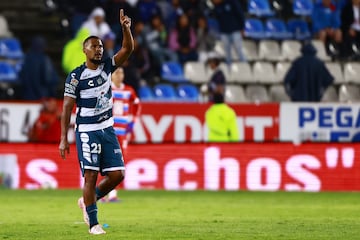     Salomon Rondon celebrates his goal 2-0 of Pachuca during the 10th round match between Pachuca and Cruz Azul as part of the Liga BBVA MX, Torneo Apertura 2024 at Hidalgo Stadium on September 28, 2024 in Pachuca, Hidalgo, Mexico.