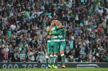 Los jugadores celebrando el gol del triunfo de José Juan Vázquez en el Santos Laguna 1-0 Chivas de la jornada 4 del Clausura 2019 de la Liga MX