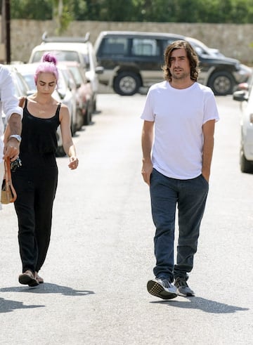 Gelete Nieto, hijo de Ángel Nieto, y su pareja, Beatriz Matallana, su llegada al velatorio.