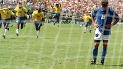 Roberto Baggio se lamenta tras errar un penalti en la victoria de la selección brasileña en la final de la Copa del Mundo de 1994.