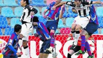 <b>POCO FÚTBOL. </b>Los porteros de Levante y Castellón no tuvieron demasiado trabajo, aunque los granotas fueron mucho más efectivos.