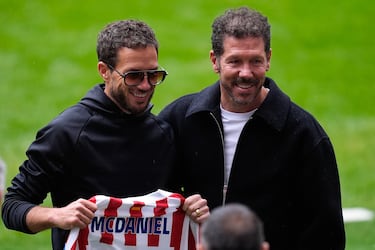 Mike McDaniel, entrenador de Miami Dolphins y Diego Pablo Simeone, técnico del Atlético de Madrid.