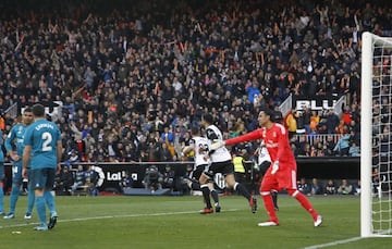 Santi Mina marca el 1-2.