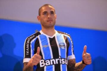 Pocos goles y pocos partidos marcaron su inicio en el fútbol. Hasta que llegó a La Calera y Huachipato, donde marcó más de 40 goles. Después emigró a Europa, Brasil y México.