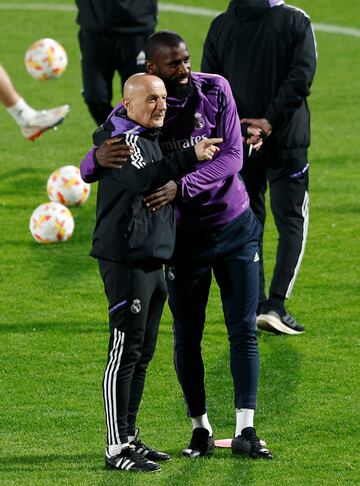 Antonio Rüdiger se abraza con Antonio Pintus, preparador físico del equipo blanco.