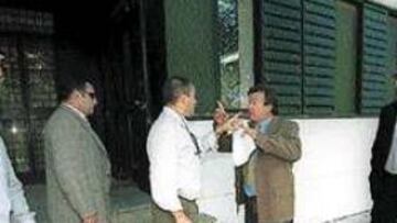 <B>AGRESIÓN.</B> Los guardaespaldas de Oliver, segundos antes de agredir al aficionado.