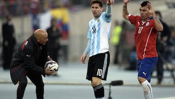 Lio Messi ya sufrió duras caídas enfrentando a Sampaoli