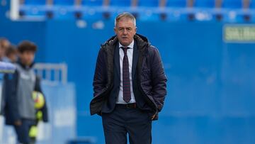 El entrenador del UD Ibiza Lucas Alcaraz, durante el partido de LaLiga Smartbank que el Ibiza disput¨® ante el Legan¨¦s en Butarque.