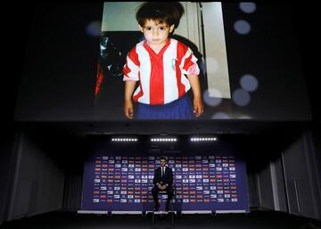 Casi sobre la bocina, el 28 de enero de 2019, el Atl¨¦tico anuncia oficialmente la llegada de ?lvaro Morata como cedido por el Chelsea durante un a?o y medio, con una opci¨®n de compra que el club rojiblanco acab¨® ejerciendo. El Atl¨¦tico consigui¨® ce?irse al presupuesto otorgado por LaLiga con la salida de Gelson cedido al M¨®naco y el traspaso de Jonny al Wolverhampton, donde ya jugaba a pr¨¦stamo. Pese a su pasado madridista, Morata se decantaba por el Atl¨¦tico, club en el que ya milit¨® en las categor¨ªas inferiores y donde ten¨ªa el gran respaldo de Simeone como valedor de su incorporaci¨®n. Desde el primer d¨ªa fue importante. De enero a junio hizo seis tantos en 17 partidos y la temporada siguiente 16, 12 de ellos en Liga para ser el m¨¢ximo anotador del equipo con diferencia. Pero, en el verano de 2020, el Atl¨¦tico se lanz¨® a por el fichaje de Luis Su¨¢rez, que hab¨ªa estado a punto de ir a la Juventus y el propio equipo italiano consigui¨® el regreso de Morata. Jugar¨ªa dos a?os cedido en Italia antes de regresar. Ya la temporada pasada fue importante, pero este es su curso m¨¢s determinante de cara a puerta. Titular¨ªsimo junto a Griezmann, suma 19 goles en 33 partidos, a uno de igualar la mejor cifra de su carrera. Tendr¨¢ que parar entre dos y tres semanas por un esguince del ligamento lateral interno de la rodilla derecha.