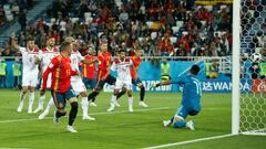 España sufre para ganar su grupo