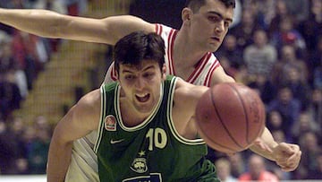 Dejan Bodiroga, durante su etapa en el Panathinaikos, sobrepasa a Goran Boskovic, en el Estrella Roja de Belgrado en el 2000.