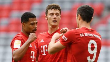 Soccer Football - Bundesliga - Bayern Munich v Fortuna Dusseldorf - Allianz Arena, Munich, Germany - May 30, 2020  Bayern Munich&#039;s Benjamin Pavard celebrates their first goal with teammates, as play resumes behind closed doors following the outbreak 