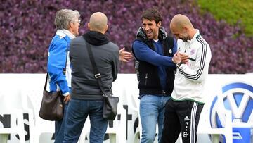 Raúl bromea con Guardiola.