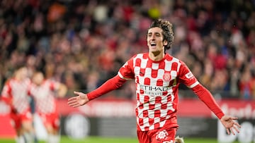 GIRONA, 23/11/2024.- El delantero del Girona, Bryan Gil, celebra el primer gol de su equipo durante el encuentro correspondiente a la jornada 14 de Laliga EA Sports que disputan hoy sábado Girona y Espanyol en el estadio de Montilivi, en Girona. EFE / David Borrat.
