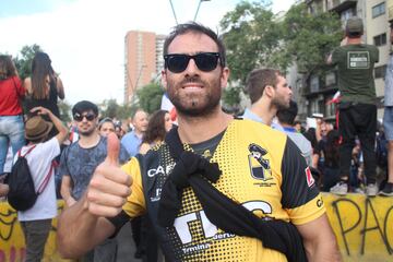 Hinchas de distintos clubes llegaron hasta Plaza Italia para ser parte de la manifestación más masiva. Hasta los archirrivales se tomaron fotografías juntos.