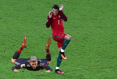 Los hinchas convierten una caída de Lewandowski en un meme viral