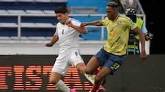 Yerry Mina y Luis Su&aacute;rez durante el partido entre Colombia y Uruguay por Eliminatorias.