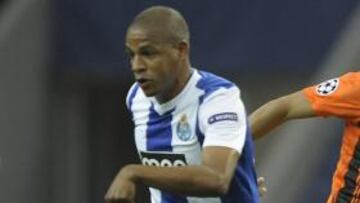 <b>OBJETIVO. </b>Fernando conduce el balón en un partido de la pasada Champions League.