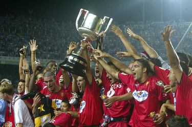 Los bermellones tocaron la gloria con una Supercopa en 1998 y una Copa del Rey en 2003. Estos dos títulos reflejan el crecimiento del fútbol balear.