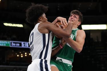 Hugo González de los Boston Celtics y Jaylen Wells de los Memphis Grizzlies disputan el balón durante la primera mitad de un partido de pretemporada en el FedExForum el 8 de octubre de 2025 en Memphis, Tennessee