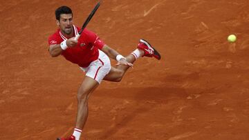 Novak Djokovic devuelve una bola durante su partido ante Rafa Nadal en la final del Masters 1.000 de Roma.