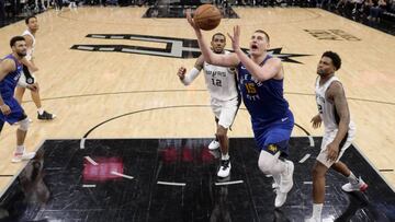 Nikola Jokic entrando a canasta.