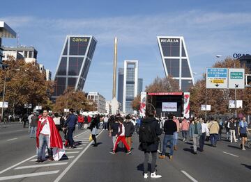 Seguidores de River desde la fan zone habilitada para ellos en Plaza de Castilla