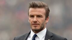 El exfutbolista y actual due&ntilde;o de Inter Miami coincidieron en sus vacaciones; Beckham presumi&oacute; sus dotes como receptor y el video ya rompe las redes.