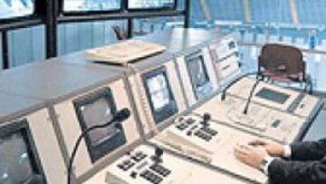 <b>TODO CONTROLADO. </b>Manuel Redondo (de pie) contempla en la UCO los interiores y exteriores del Bernabéu. El domingo nadie abandonó su puesto hasta la medianoche.