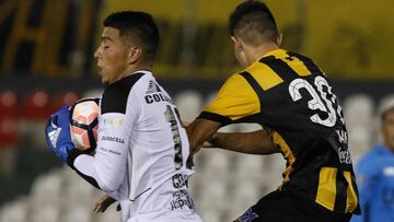 Brayan Cort&eacute;s (i), portero del Iquique, durante un partido por la fase de grupos de la Copa Libertadores 2017 entre Guaran&iacute; de Paraguay y Deportes Iquique de Chile.