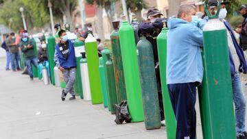 Una fila de personas esperando para poder rellenar sus balones de ox&iacute;geno en una calle de Lima, Per&uacute;.