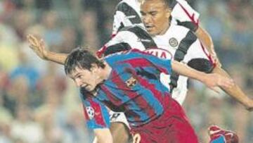 <b>FIGURA. </b>Lionel Messi recibe la falta de Vidigal, del Udinese, en su debut como titular en Europa.