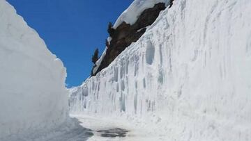 Trabajo de 24 horas para retirar 4 metros de nieve del Gavia