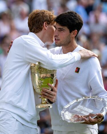Vinicius Jr hits the beach with friends: the rich and famous on vacation