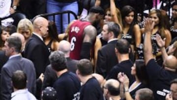 LeBron a Varejao: "Más adelante hablaremos de mi vuelta"