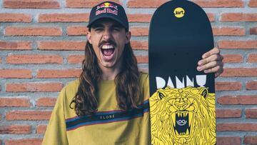 Danny León con la tabla del león pintada por Díaz-Faes.