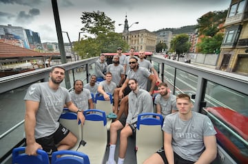 El Bilbao Basket, ayer en el bus turístico.