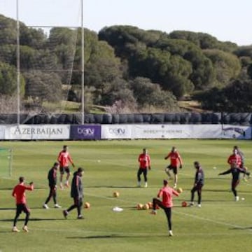 SIN TREGUA. Los jugadores del Atlético se ejercitaron en la mañana de ayer y Simeone estuvo muy encima de sus futbolistas.