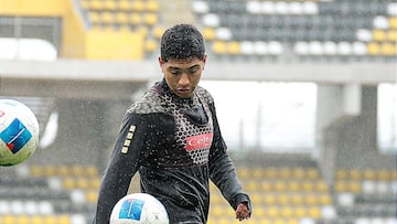 “Tiene mucho mérito para poder estar acá en la Roja... Es un tremendo jugador”