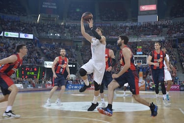 Luka Doncic se despidió a lo grande del Madrid el 19 de junio de 2018 antes de iniciar su brillante trayectoria en la NBA. Hacía un mes que había ganado la Euroliga y ese día añadía la Liga. Del 0-1 con el que arrancó el Baskonia al 3-1 definitivo en Vitoria. Rudy fue el MVP, Carroll el más regular, pero la jugada para el recuerdo la dejó Doncic. Tenía 19 años y con 78-81 a falta de tres minutos puso su rúbrica a la victoria: triple a una mano con paso atrás y salto a una pierna en la décima final de posesión. Un jaque mate ejecutado con la estética de un bailarín y la contundencia de un boxeador.