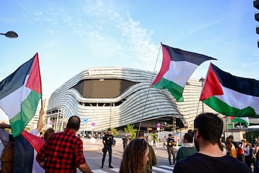 Manifestación en los alrededores del Roig Arena en favor de Palestina. Valencia y Hapoel Tel Aviv juegan el partido de la Eurolegaue de basket a puerta cerrada.