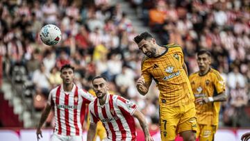 Puertas, rematando a gol.